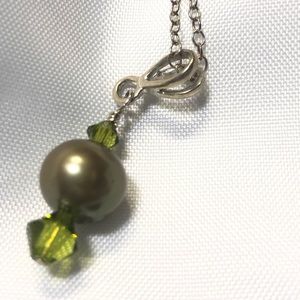 🧨CLEARANCE‼️ Vintage, green pearl necklace